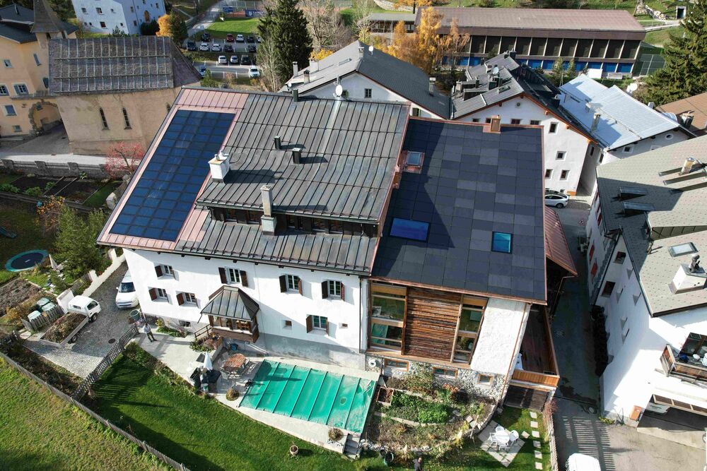 Photovoltaik im geschützten Ortsbild: Solare MFH-Sanierung in Zuoz GR. Das ursprüngliche Gebäude aus dem 13. Jahrhundert wurde aufwendig saniert: einerseits wurde es flächenmässig erweitert, andererseits erfolgten viele energetische Verbesserungen. (Fotos: Schweizer Solarpreis 2023)